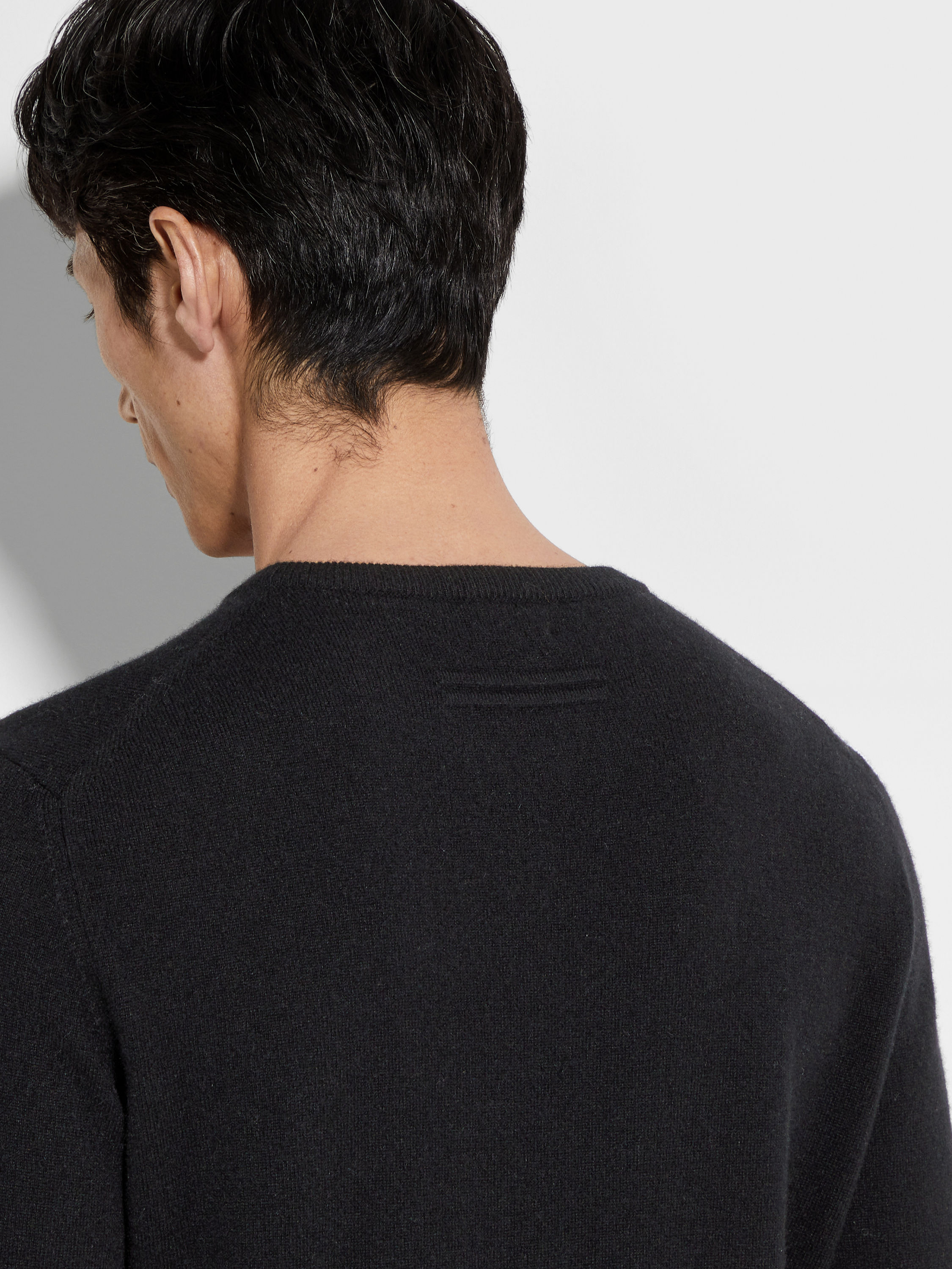Black Oasi Cashmere Crewneck Product detail photo #1