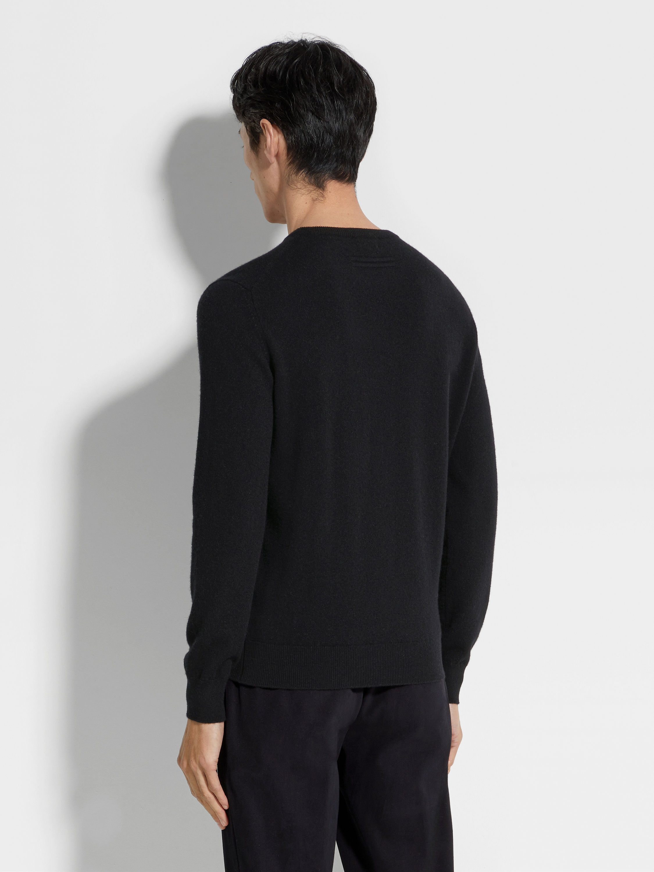 Black Oasi Cashmere Crewneck Product detail photo #4