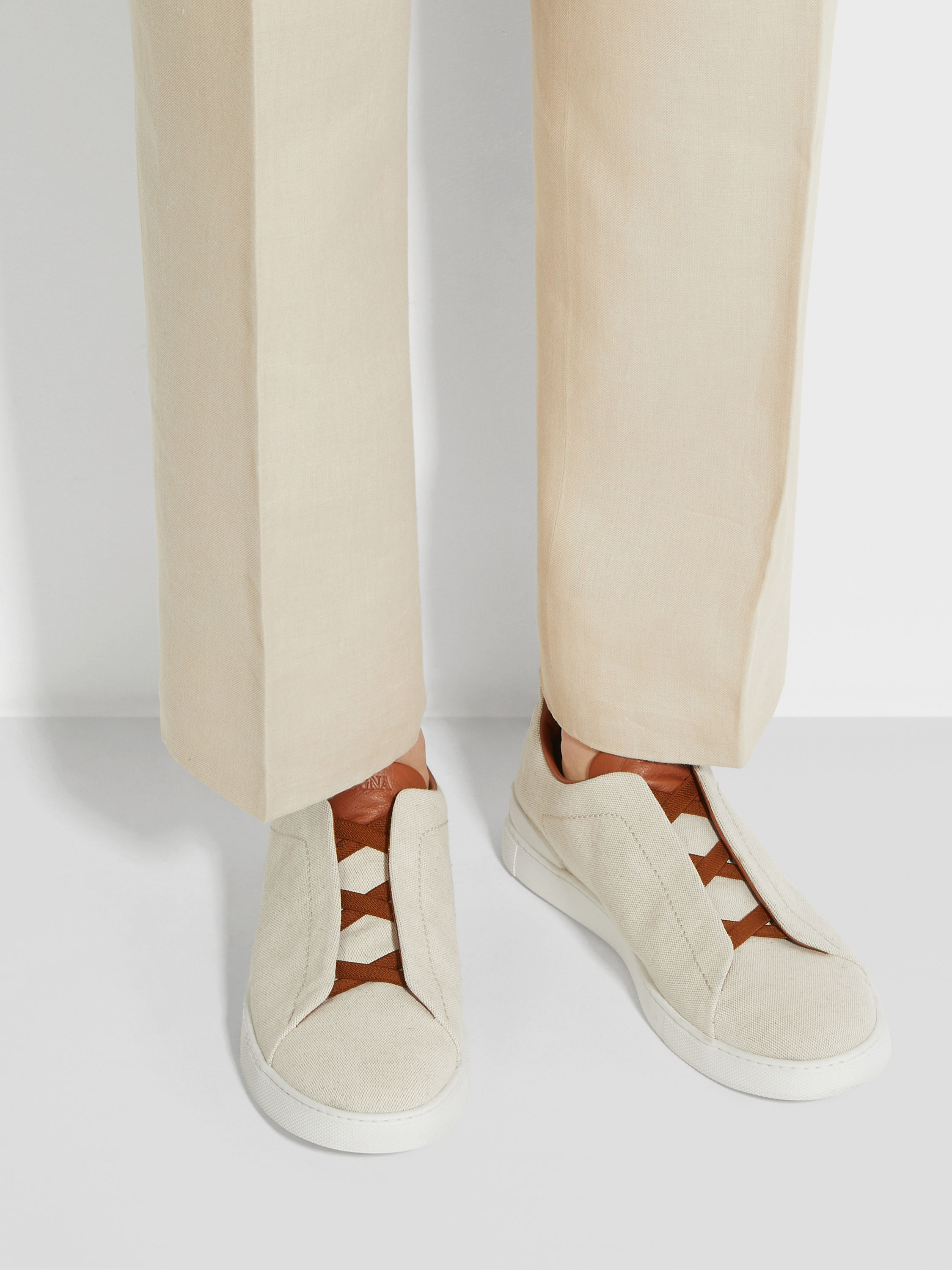 米白色帆布 Triple Stitch™ 奢华休闲鞋 产品细节图 #1