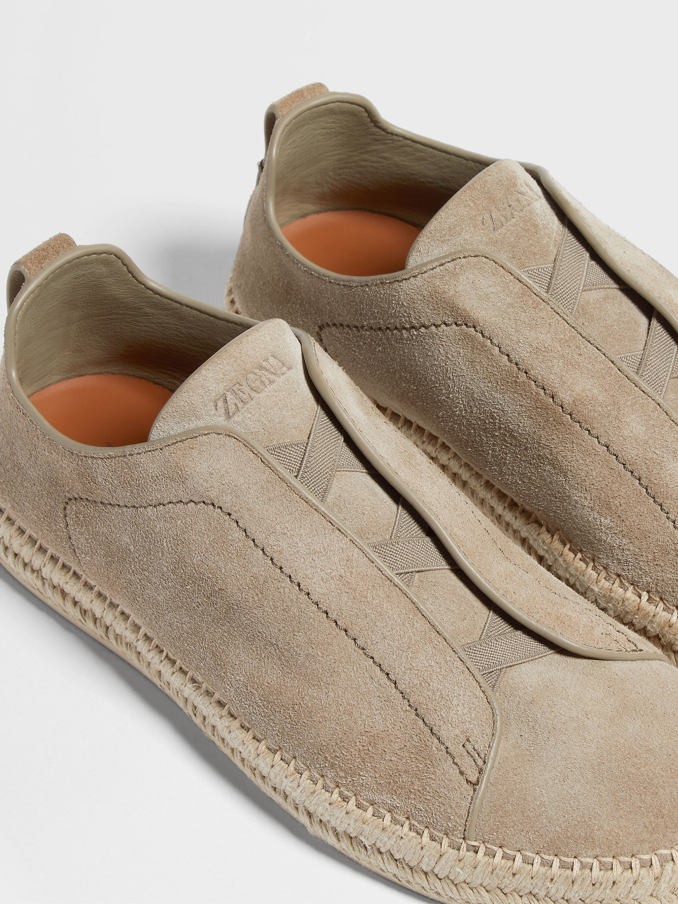 米色绒面革 Triple Stitch™ 奢华休闲鞋 產品細節圖 #1