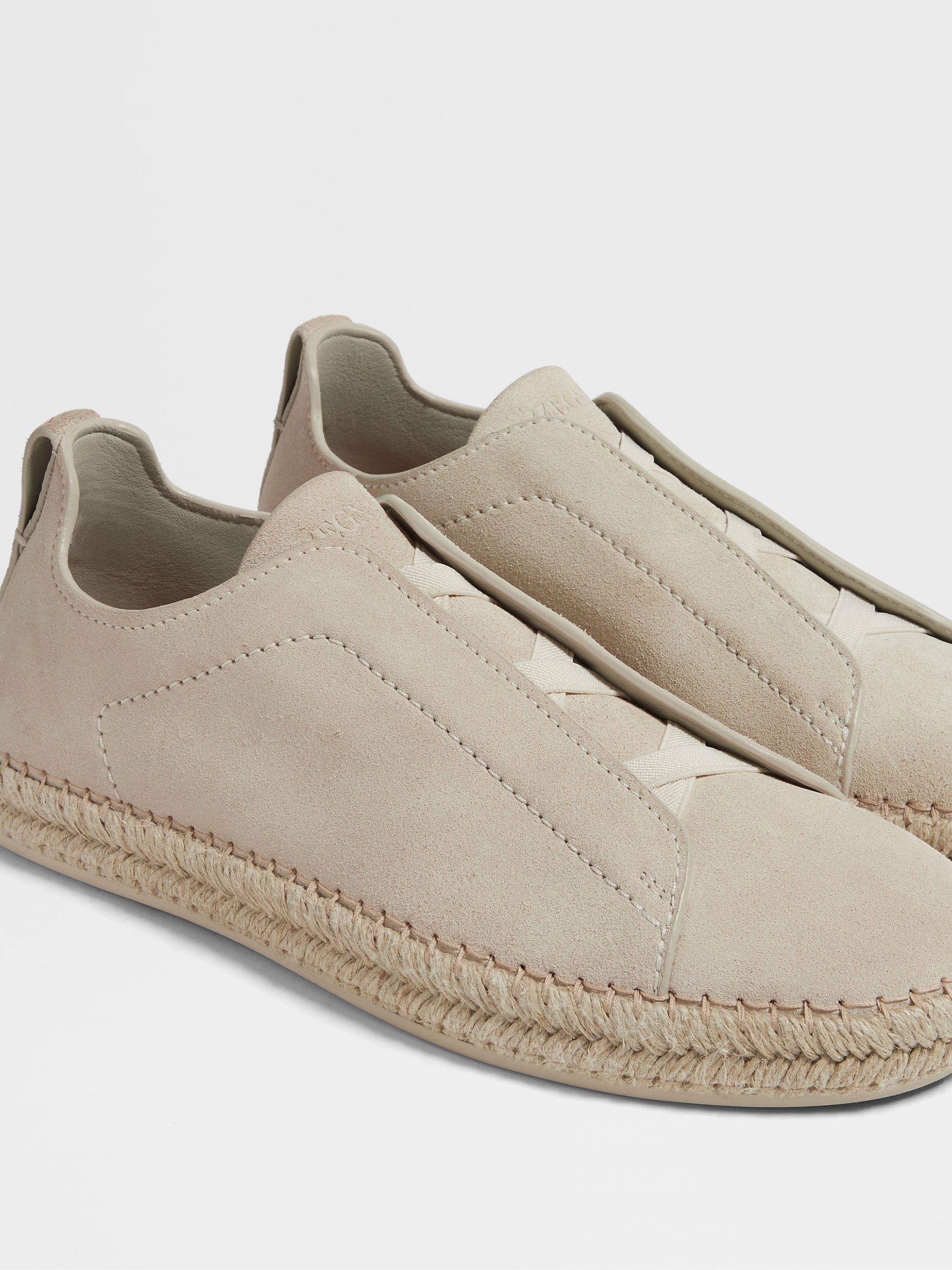 米白色绒面革 Triple Stitch™ 奢华休闲鞋 产品细节图 #2