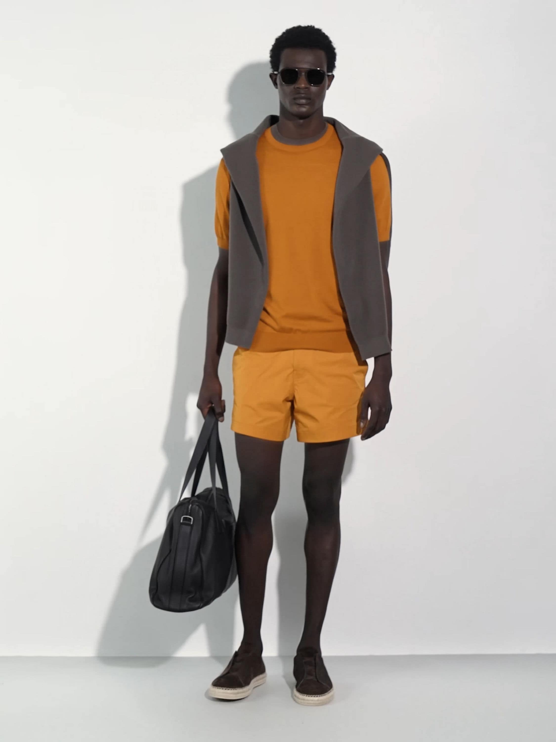 深棕色绒面革 Triple Stitch™ 奢华休闲鞋