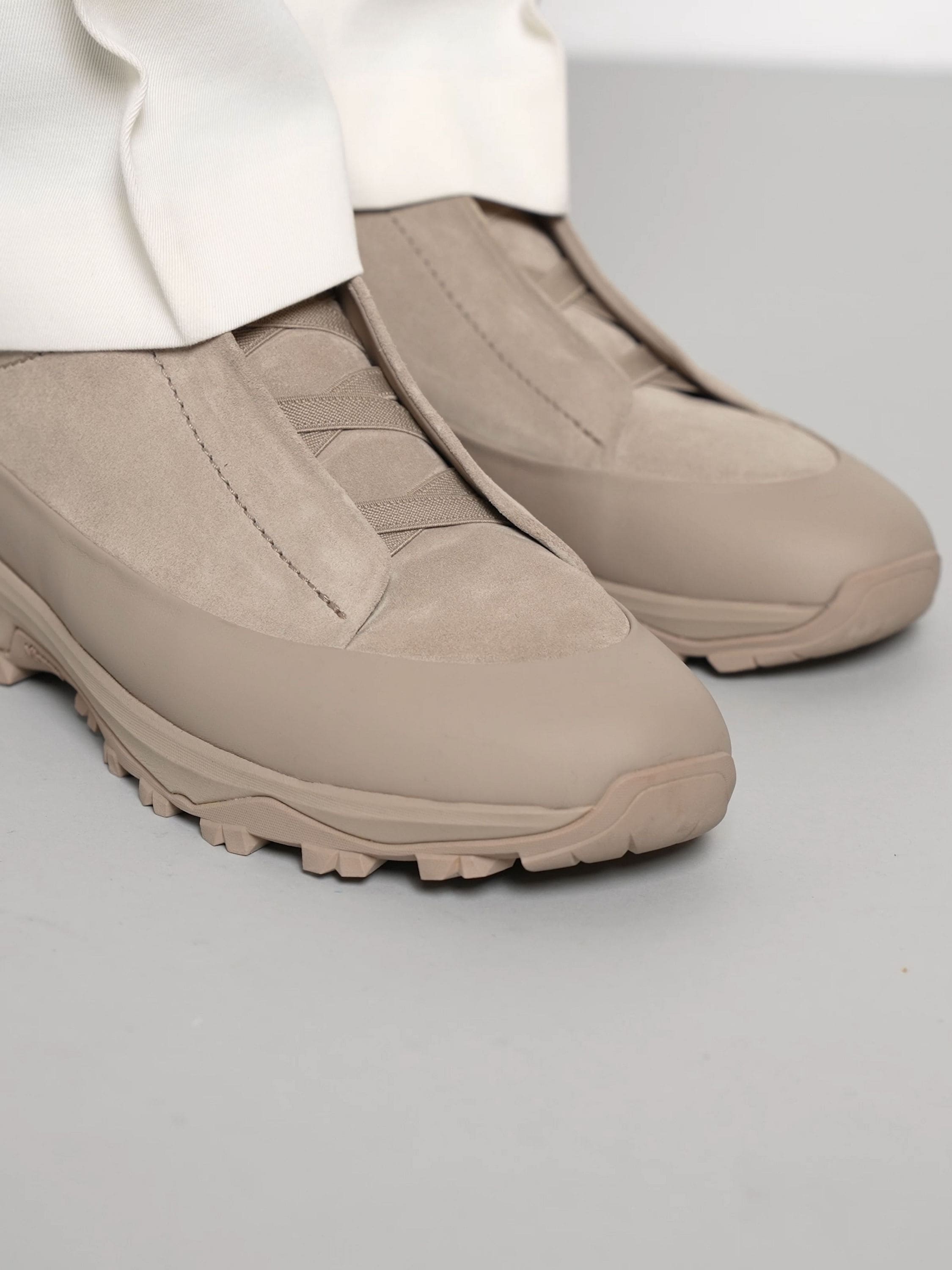 浅灰褐色皮革和麂皮 Triple Stitch™ Monte 奢华休闲鞋