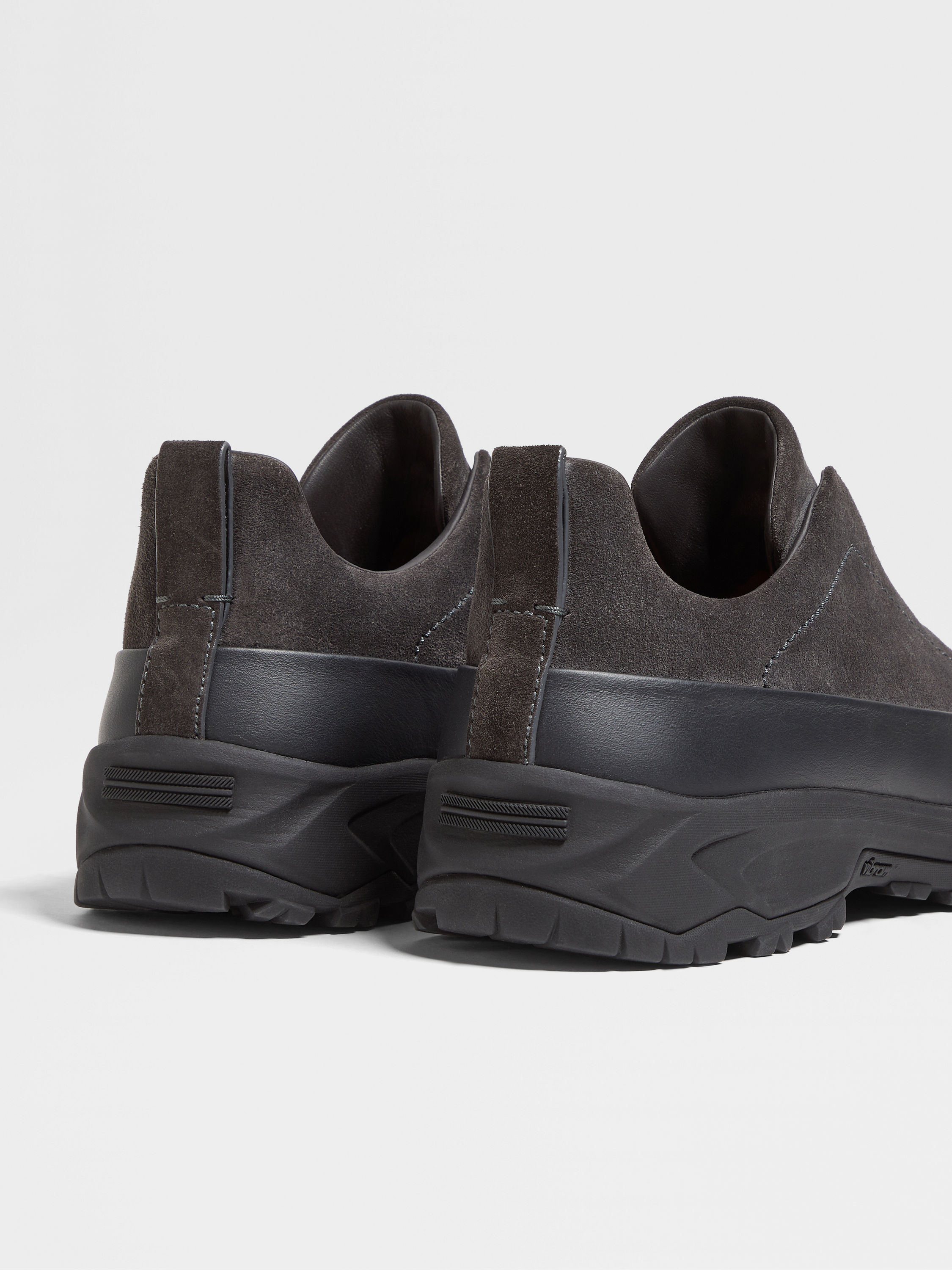 深灰色皮革和麂皮 Triple Stitch™ Monte 奢华休闲鞋 产品细节图 #1