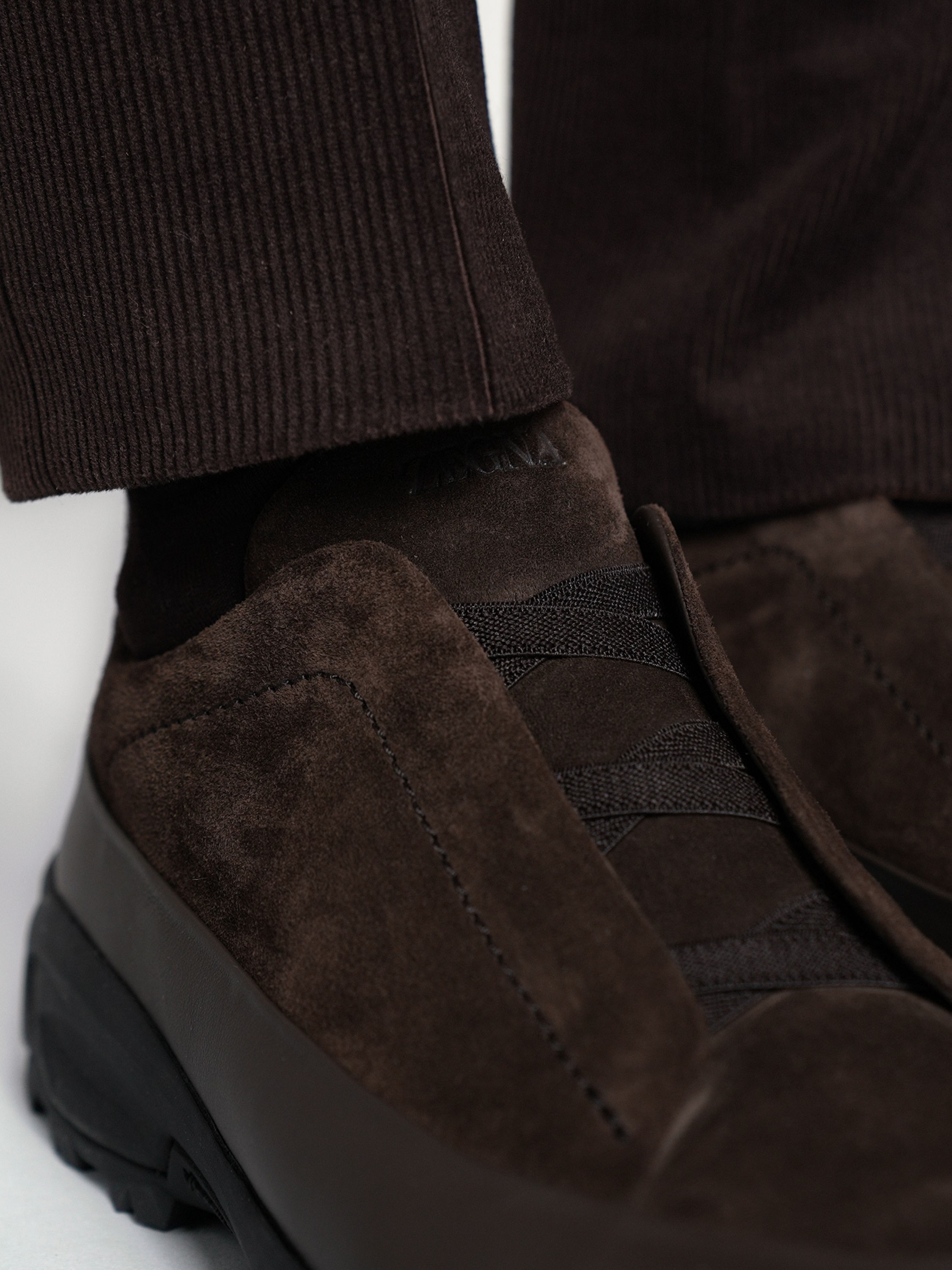 深棕色皮革配绒面革 Triple Stitch™ Monte 奢华休闲鞋