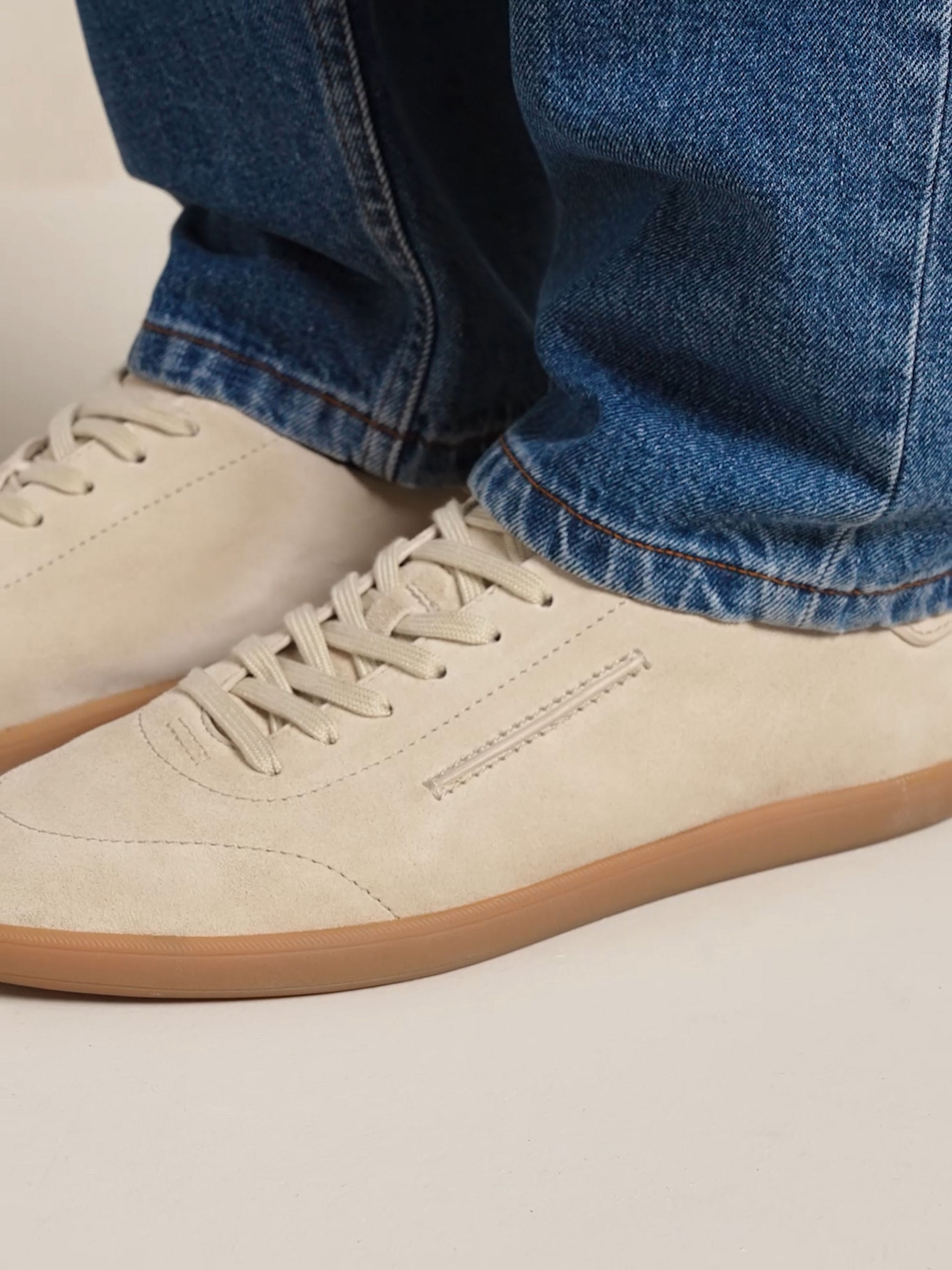 白色 232 绒面革运动鞋