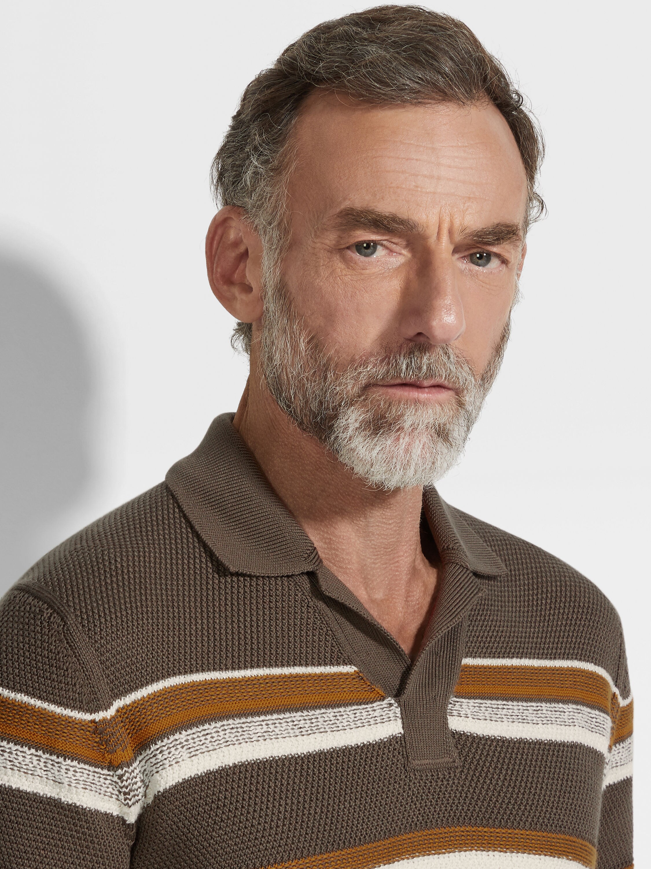 深灰褐色、赭石色和白色棉及桑蚕丝 Polo 衫 產品細節圖 #1