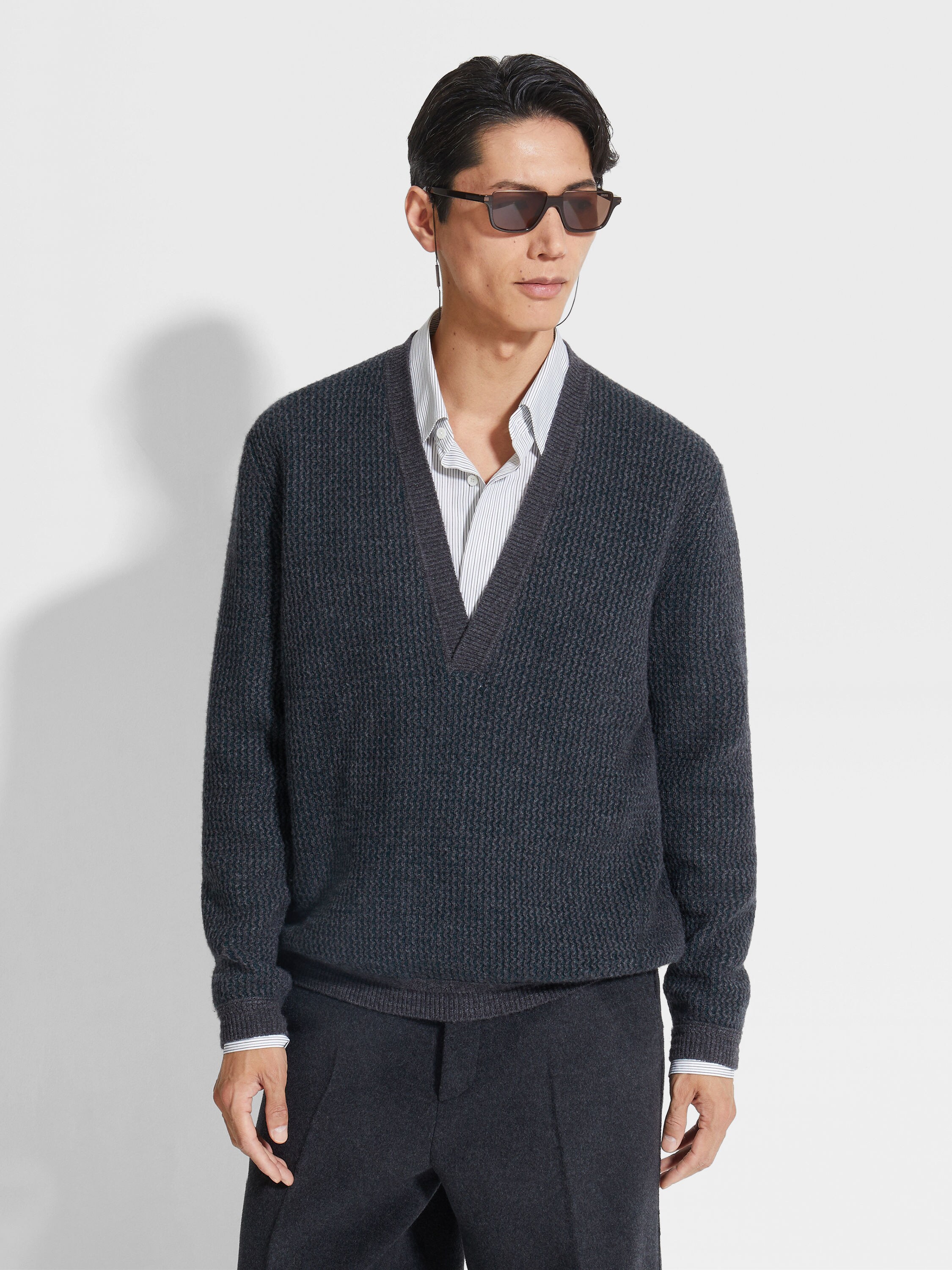 Grey and Dark Green Oasi Cashmere V-neck Product detail photo #2