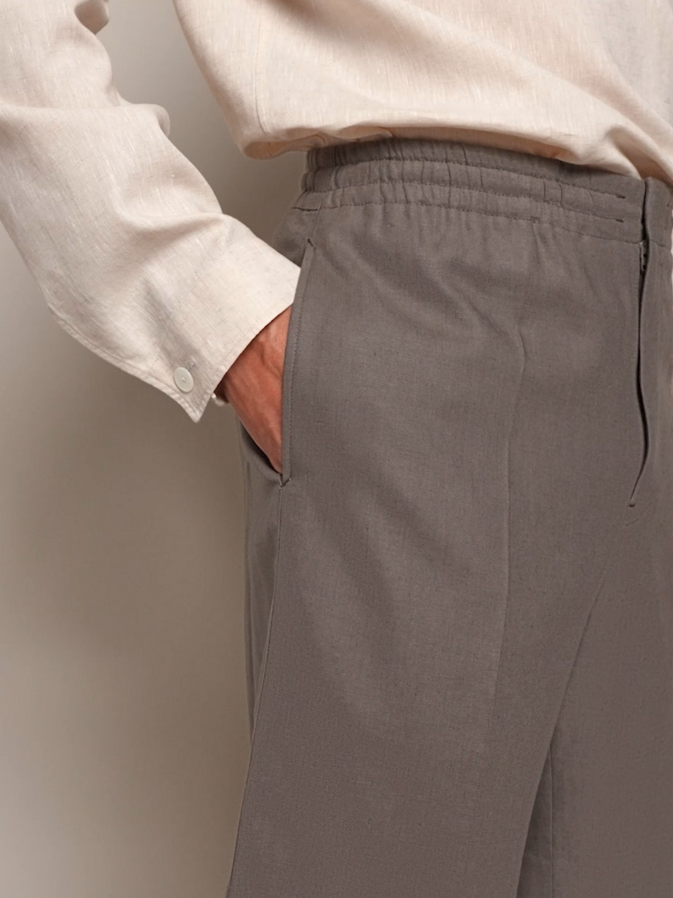 深灰褐色 Oasi Lino 短裤