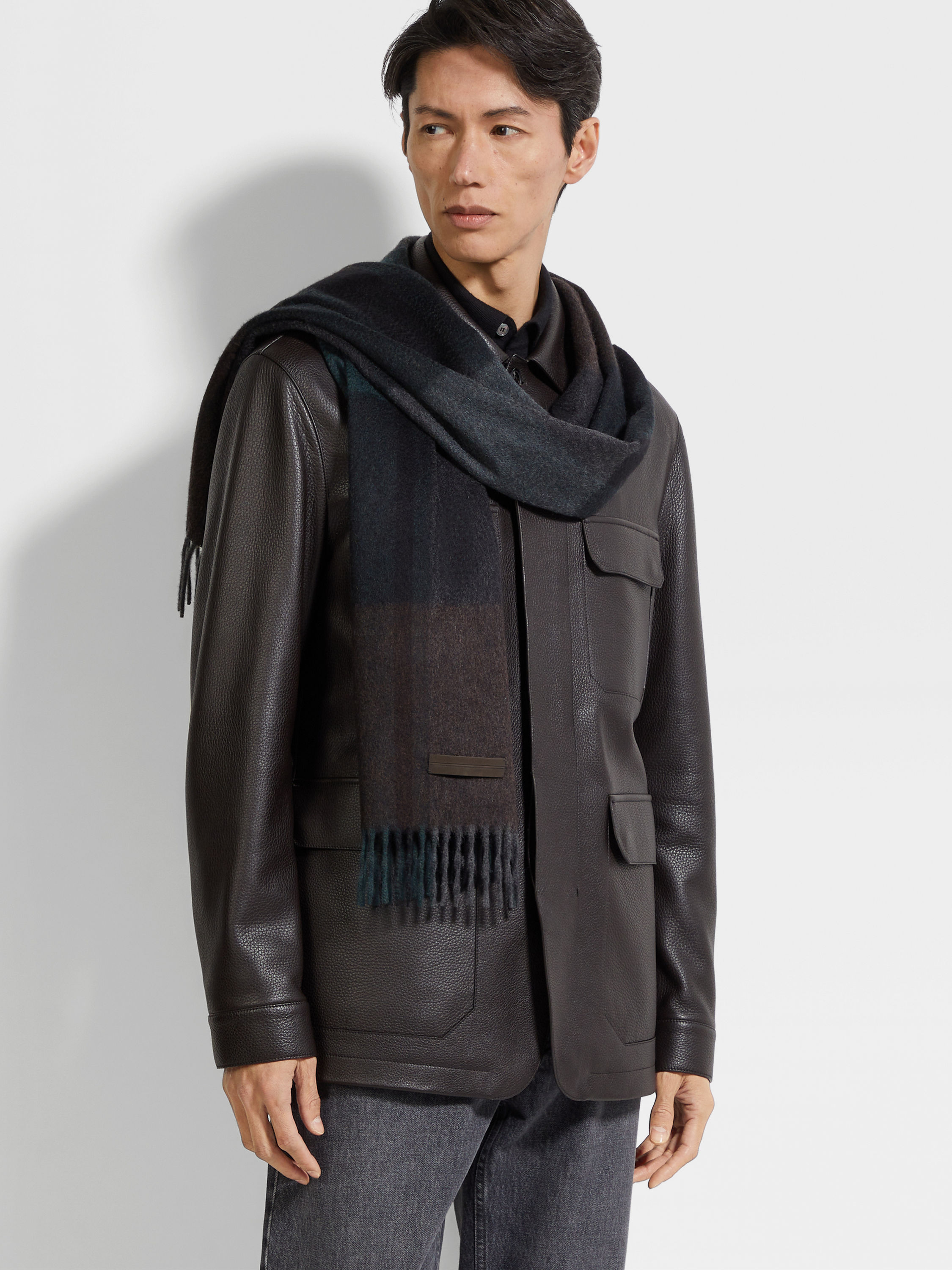 深灰色和深棕色 Oasi Cashmere 围巾 产品细节图 #2