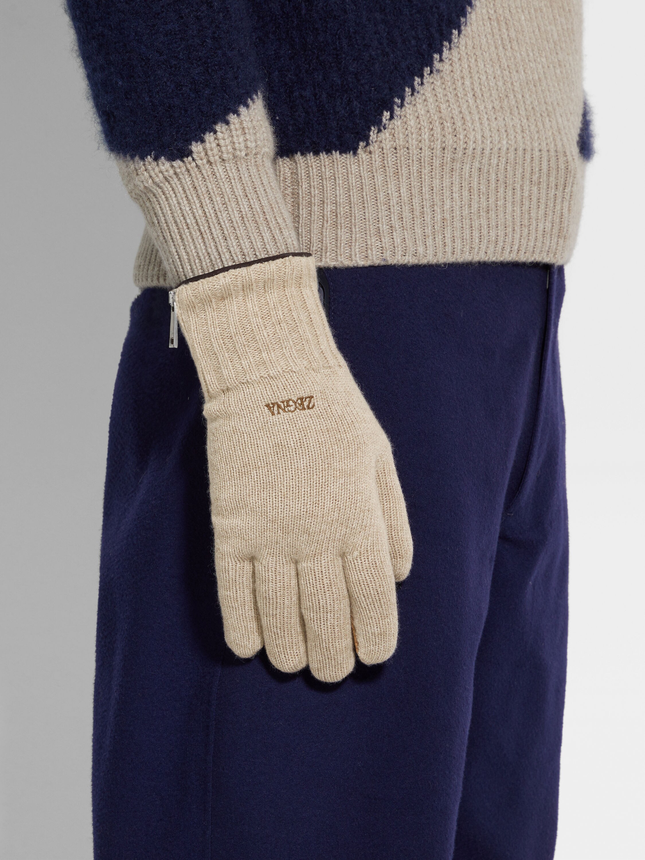 Beige Oasi Cashmere Gloves Product detail photo #2